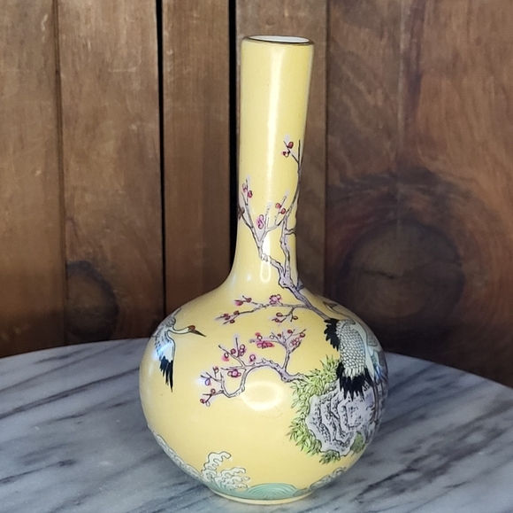 Elegant Yellow Vase with Crane Design - Picture 10 of 13